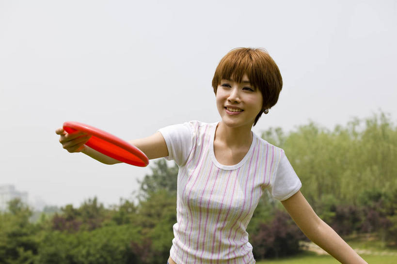 东方人,成年人,一个人,公园,横图,彩色,室外,白天,度假,时尚,游戏,快乐,兴奋,幸福,纯洁,运动,树林,图片,休闲装,自然,飞盘,郊游,休闲,健康,放松,活力,可爱,乐趣,美女,童年,童趣,摄影,生活方式,轻松,户外活动,童真,烂漫,无邪,投掷,天真,年轻女性,女人,女性,亚洲人,中国人,年轻人,休闲活动,跳跃,玩耍,半身,bj174