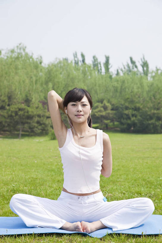 东方人,成年人,一个人,公园,竖图,彩色,室外,白天,锻炼,度假,时尚,瑜伽,快乐,幸福,纯洁,草地,草坪,树林,毯子,图片,听,休闲装,树,自然,郊游,休息,休闲,健康,放松,活力,可爱,乐趣,美女,童年,童趣,摄影,生活方式,减肥,轻松,户外活动,童真,烂漫,无邪,天真,年轻女性,女人,女性,亚洲人,中国人,年轻人,休闲活动,坐着,全身,bj174