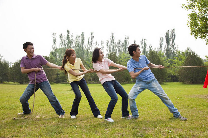 东方人,成年人,伙伴,公园,拉,横图,彩色,室外,白天,度假,时尚,快乐,友谊,幸福,纯洁,合作,团队,拔河,草地,草坪,树林,图片,许多人,休闲装,树,自然,站着,一群人,郊游,休闲,健康,放松,活力,可爱,乐趣,童年,童趣,摄影,生活方式,轻松,同伴,户外活动,童真,烂漫,无邪,较量,天真,友情,男人,男性,年轻男性,年轻女性,女人,女性,亚洲人,中国人,年轻人,休闲活动,全身,bj174