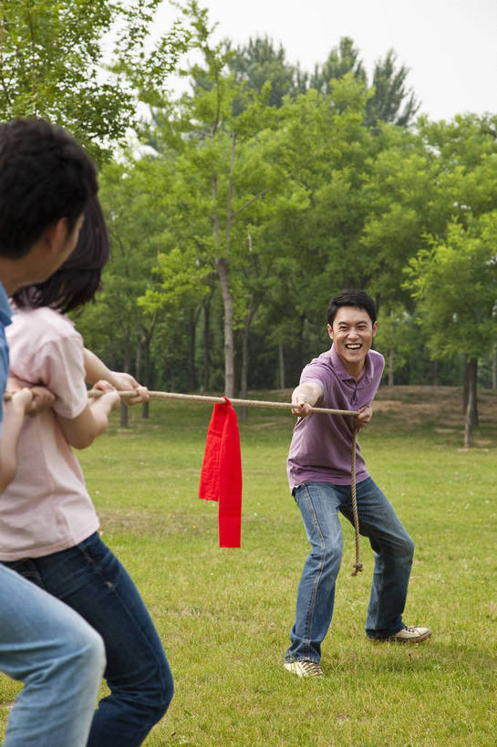 东方人,成年人,伙伴,公园,拉,竖图,彩色,室外,白天,度假,时尚,快乐,友谊,幸福,纯洁,合作,团队,拔河,草地,草坪,树林,图片,许多人,休闲装,树,自然,站着,一群人,郊游,休闲,健康,放松,活力,可爱,乐趣,童年,童趣,摄影,生活方式,轻松,同伴,户外活动,童真,烂漫,无邪,较量,天真,友情,男人,男性,年轻男性,年轻女性,女人,女性,亚洲人,中国人,年轻人,休闲活动,全身,bj174