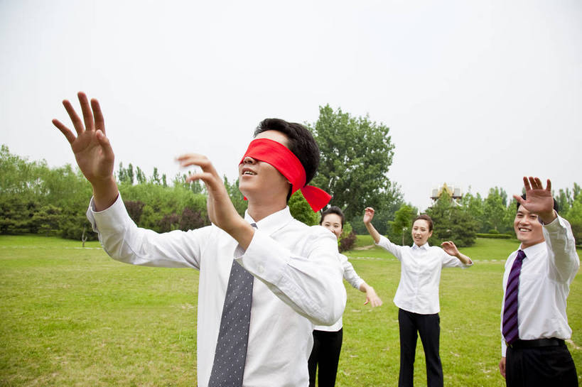 东方人,成年人,伙伴,公园,微笑,横图,彩色,室外,白天,衬衫,商务,时尚,游戏,快乐,友谊,幸福,成功,合作,团队,树林,正装,图片,许多人,树,自然,站着,一群人,职业,放松,活力,自信,金融,摄影,生活方式,经济,捉迷藏,同伴,户外活动,贸易,友情,男人,男性,年轻男性,年轻女性,女人,女性,亚洲人,中国人,年轻人,玩耍,半身,商业,bj174