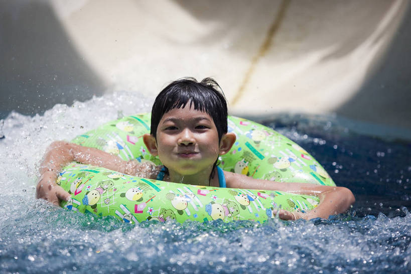 游泳,东方人,儿童,一个人,游泳池,横图,彩色,室外,白天,度假,时尚,快乐,幸福,纯洁,救生圈,图片,休闲装,小孩,小女孩,郊游,休闲,健康,放松,活力,可爱,乐趣,童年,童趣,摄影,生活方式,轻松,滑水,户外活动,童真,烂漫,无邪,天真,亚洲人,中国人,孩子,休闲活动,玩耍,泳衣,宝贝,bj174