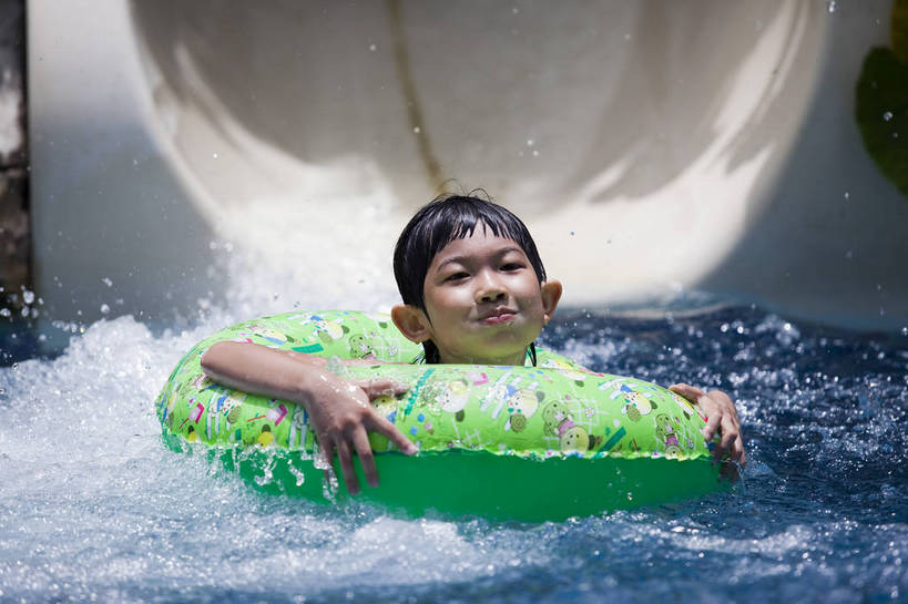 游泳,东方人,儿童,一个人,游泳池,横图,彩色,室外,白天,度假,时尚,快乐,幸福,纯洁,救生圈,图片,休闲装,小孩,小女孩,郊游,休闲,健康,放松,活力,可爱,乐趣,童年,童趣,摄影,生活方式,轻松,滑水,户外活动,童真,烂漫,无邪,天真,亚洲人,中国人,孩子,休闲活动,玩耍,泳衣,宝贝,bj174