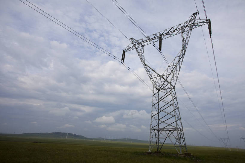 无人,横图,彩色,室外,白天,草地,草原,田园,风车,环保,电力,钢材,电缆,电线,图片,支架,电塔,白云,天空,自然,摄影,新能源,能源,风光,支撑,资源,原野,供电设备,高压线,高压电塔,高压输电线,高压电线塔,高压塔,bj174