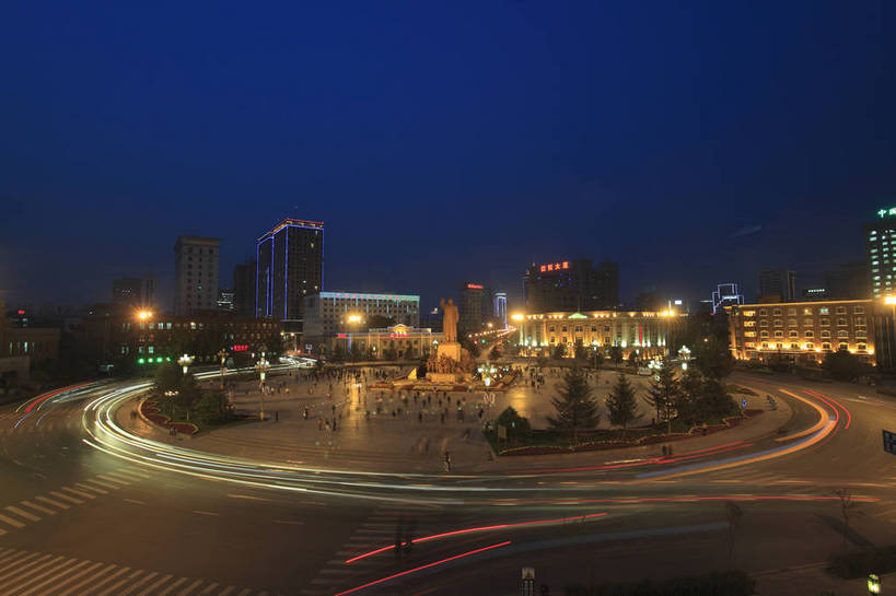 广场,横图,彩色,室外,旅游,度假,名胜古迹,标志建筑,地标,建筑,商场,夜景,雕塑,中国,亚洲,游人,遗迹,毛泽东,雕像,图片,灯光,古迹,文物,娱乐,建设,古建筑,享受,休闲,旅游胜地,商务楼,放松,摄影,中国文化,古文明,东亚,辽宁,辽宁省,中山广场,沈阳,中华人民共和国,省会,灯火辉煌,沈阳市,辽,东北地区,商业中心,传统文化,东北,中国东北地区,东北三省,东三省,bj174