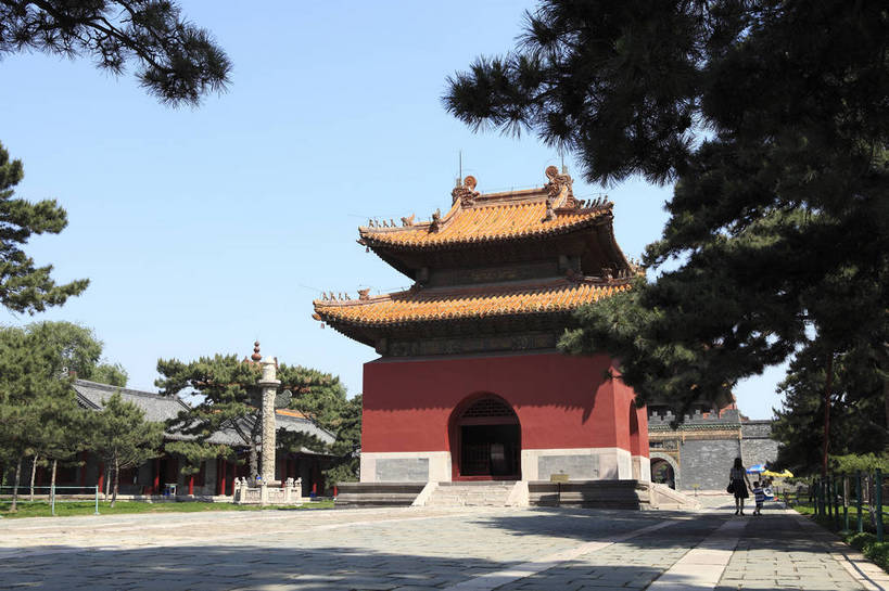 广场,横图,彩色,室外,白天,旅游,度假,名胜古迹,标志建筑,地标,建筑,中国,游人,入口,遗迹,图片,大门,古迹,文物,娱乐,建设,古建筑,历史建筑,享受,休闲,旅游胜地,放松,摄影,古代建筑,中国文化,古文明,辽宁,沈阳,门楼,清昭陵,传统文化,皇陵,bj174