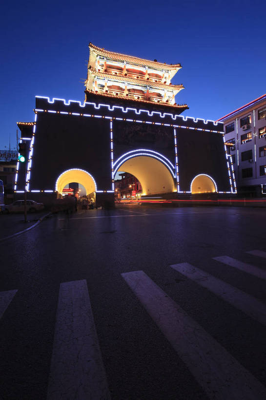 无人,广场,竖图,彩色,室外,旅游,度假,名胜古迹,标志建筑,城市,地标,建筑,夜景,中国,亚洲,遗迹,图片,景观,灯光,古迹,文物,娱乐,建设,古建筑,地标建筑,享受,休闲,旅游胜地,放松,摄影,古代建筑,古文明,东亚,辽宁,辽宁省,沈阳,中华人民共和国,省会,门楼,灯火辉煌,沈阳市,辽,东北地区,商业中心,东北,中国东北地区,东北三省,东三省,大东门,抚近门,沈阳大东门,bj174