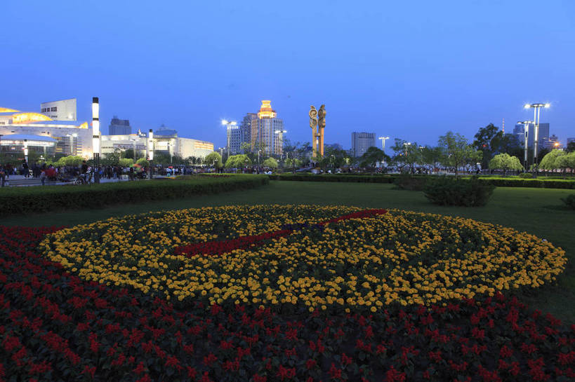 广场,横图,彩色,室外,美景,城市,道路,建筑,街道,路,夜景,公路,雕塑,中国,游人,花坛,图片,景观,灯光,交通,现代建筑,人民广场,摩天大厦,商务楼,景色,摄影,辽宁,沈阳,灯火辉煌,马路,高楼,商业中心,bj174