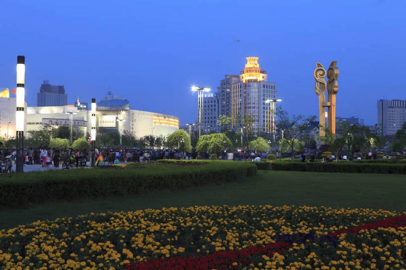 广场,横图,彩色,室外,美景,城市,道路,建筑,街道,路,夜景,公路,雕塑,中国,游人,花坛,图片,景观,灯光,交通,现代建筑,人民广场,摩天大厦,商务楼,景色,摄影,辽宁,沈阳,灯火辉煌,马路,高楼,商业中心,bj174