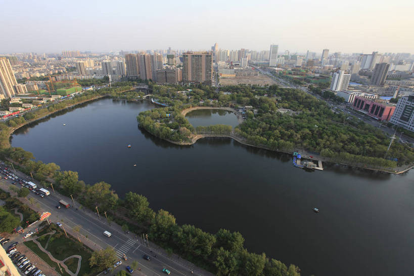 无人,公园,横图,俯视,彩色,室外,白天,旅游,度假,湖,名胜古迹,标志建筑,道路,地标,建筑,中国,亚洲,遗迹,图片,交通,古迹,文物,娱乐,建设,古建筑,自然,享受,休闲,旅游胜地,放松,摄影,风光,古文明,东亚,辽宁,辽宁省,沈阳,中华人民共和国,省会,沈阳市,辽,东北地区,高楼,沈河区,居住区,东北,中国东北地区,东北三省,东三省,青年公园,bj174