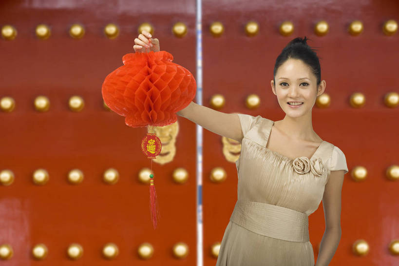 东方人,一个人,站,笑,横图,彩色,室内,白天,抠图,正面,时尚,满意,自由,门,北京,中国,春节,新年,人物,图片,浪漫,美丽,电脑合成,传统,红灯笼,享受,休闲,喜庆,活力,可爱,美女,自信,摄影,生活方式,青春,优雅,年轻女性,女人,女性,亚洲人,中国人,年轻人,半身,影棚拍摄,礼服,愉快,传统节日,bj174