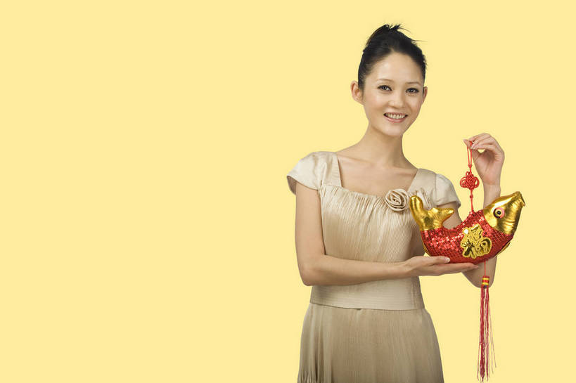 东方人,一个人,站,笑,横图,彩色,室内,白天,抠图,背景,正面,时尚,满意,自由,布艺,北京,中国,春节,新年,人物,鱼,图片,浪漫,美丽,电脑合成,享受,休闲,喜庆,活力,可爱,美女,自信,摄影,生活方式,青春,优雅,年轻女性,女人,女性,亚洲人,中国人,年轻人,半身,影棚拍摄,礼服,愉快,传统节日,bj174