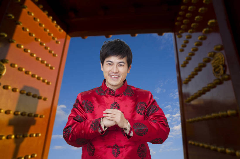 东方人,一个人,站,笑,横图,彩色,室内,白天,抠图,正面,时尚,满意,自由,成功,门,北京,中国,春节,新年,人物,图片,浪漫,电脑合成,传统,享受,休闲,喜庆,成熟,自信,抱拳,摄影,生活方式,青春,精明,男人,男性,年轻男性,亚洲人,中国人,年轻人,半身,影棚拍摄,愉快,拜年,唐装,传统节日,bj174
