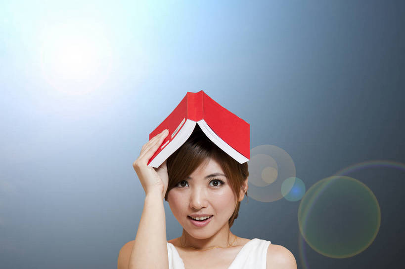 东方人,一个人,微笑,横图,彩色,室内,白天,抠图,背景,正面,时尚,满意,自由,北京,中国,人物,图片,浪漫,休闲装,电脑合成,享受,休闲,活力,可爱,美女,自信,摄影,生活方式,青春,优雅,乐观,年轻女性,女人,女性,亚洲人,中国人,年轻人,书,半身,眩光,影棚拍摄,愉快,顶着,bj174