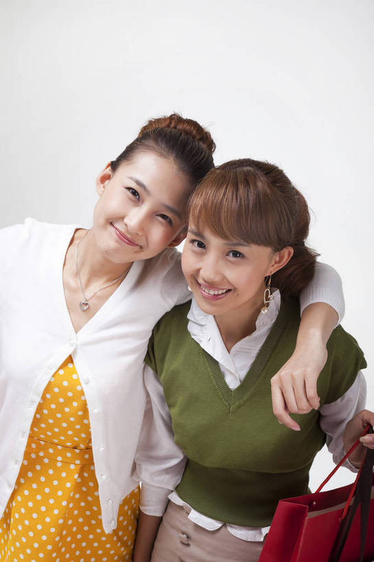 东方人,两个人,伙伴,站,微笑,竖图,彩色,室内,白天,正面,购物,时尚,满意,自由,友谊,分享,合作,北京,中国,人物,图片,购物袋,浪漫,美丽,休闲装,享受,休闲,活力,可爱,美女,亲密,竖,摄影,生活方式,青春,优雅,勾肩搭背,年轻女性,女人,女性,亚洲人,中国人,年轻人,半身,影棚拍摄,愉快,bj174