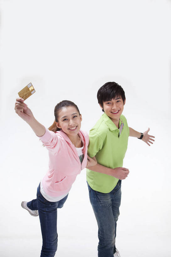 东方人,两个人,微笑,竖图,彩色,室内,白天,侧面,时尚,满意,自由,分享,北京,中国,人物,图片,浪漫,美丽,休闲装,享受,休闲,展示,活力,可爱,亲密,竖,自信,理财,摄影,生活方式,青春,优雅,俯冲,银行卡,男人,男性,年轻男性,年轻女性,女人,女性,亚洲人,中国人,年轻人,情侣,半身,影棚拍摄,愉快,bj174