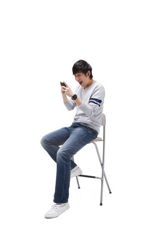 东方人,一个人,坐,竖图,彩色,室内,白天,侧面,时尚,满意,自由,手机,北京,中国,人物,图片,浪漫,休闲装,享受,休闲,活力,可爱,竖,自信,摄影,生活方式,青春,吃惊,乐观,男人,男性,年轻男性,亚洲人,中国人,年轻人,全身,影棚拍摄,愉快,bj174