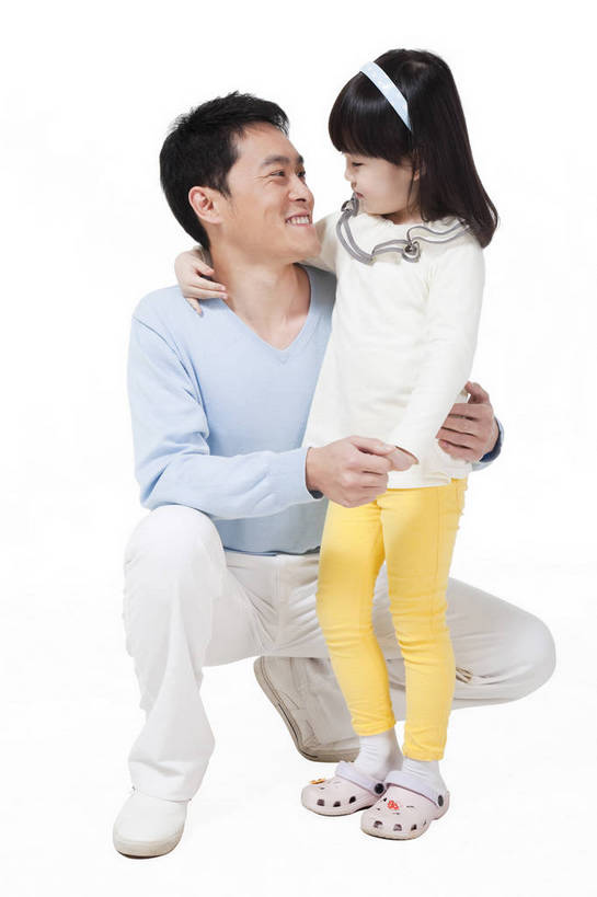 东方人,婴儿,儿童,两个人,家庭,父亲,女儿,站,蹲,抱,微笑,竖图,彩色,室内,白天,正面,时尚,满意,自由,幸福,纯洁,分享,北京,中国,人物,图片,浪漫,休闲装,小孩,小女孩,享受,休闲,父女,活力,可爱,竖,童趣,摄影,活泼,生活方式,青春,亲情,宝宝,纯真,烂漫,无邪,乐观,伶俐,天真,男人,男性,年轻男性,亚洲人,中国人,孩子,年轻人,全身,影棚拍摄,愉快,bj174