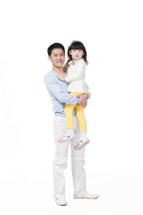 东方人,婴儿,儿童,两个人,家庭,父亲,女儿,站,抱,微笑,竖图,彩色,室内,白天,正面,时尚,满意,自由,幸福,纯洁,分享,北京,中国,人物,图片,浪漫,休闲装,小孩,小女孩,享受,休闲,父女,活力,可爱,竖,童趣,摄影,活泼,生活方式,青春,亲情,宝宝,纯真,烂漫,无邪,乐观,伶俐,天真,男人,男性,年轻男性,亚洲人,中国人,孩子,年轻人,全身,影棚拍摄,愉快,bj174