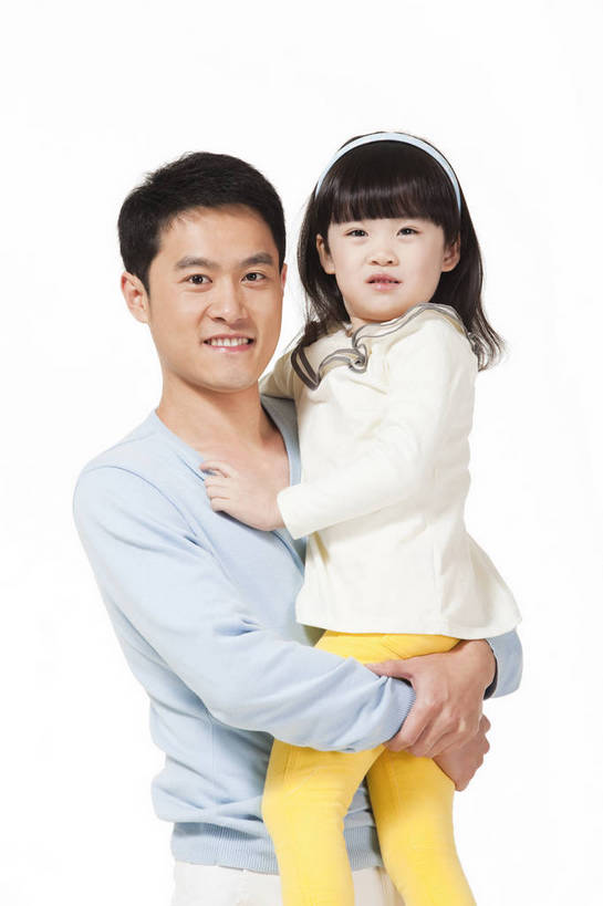 东方人,婴儿,儿童,两个人,家庭,父亲,女儿,站,抱,微笑,竖图,彩色,室内,白天,正面,时尚,满意,自由,幸福,纯洁,分享,北京,中国,人物,图片,浪漫,休闲装,小孩,小女孩,享受,休闲,父女,活力,可爱,竖,童趣,摄影,活泼,生活方式,青春,亲情,宝宝,纯真,烂漫,无邪,乐观,伶俐,天真,男人,男性,年轻男性,亚洲人,中国人,孩子,年轻人,半身,影棚拍摄,愉快,bj174