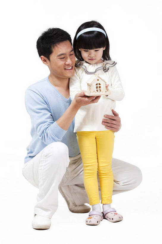 东方人,婴儿,儿童,两个人,家庭,父亲,女儿,站,蹲,抱,微笑,竖图,彩色,室内,白天,正面,时尚,满意,自由,幸福,纯洁,分享,北京,中国,人物,图片,浪漫,休闲装,小孩,小女孩,模型,享受,休闲,父女,展示,活力,可爱,竖,童趣,摄影,活泼,生活方式,青春,亲情,宝宝,纯真,烂漫,无邪,乐观,伶俐,天真,男人,男性,年轻男性,亚洲人,中国人,孩子,年轻人,全身,影棚拍摄,愉快,房子,bj174