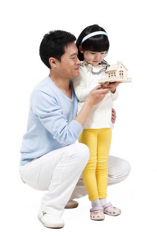 东方人,婴儿,儿童,两个人,家庭,父亲,女儿,站,蹲,抱,微笑,竖图,彩色,室内,白天,正面,时尚,满意,自由,幸福,纯洁,分享,北京,中国,人物,图片,浪漫,休闲装,小孩,小女孩,模型,享受,休闲,父女,展示,活力,可爱,竖,童趣,摄影,活泼,生活方式,青春,亲情,宝宝,纯真,烂漫,无邪,乐观,伶俐,天真,男人,男性,年轻男性,亚洲人,中国人,孩子,年轻人,全身,影棚拍摄,愉快,房子,bj174