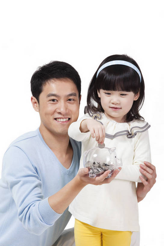 东方人,婴儿,儿童,两个人,家庭,父亲,女儿,站,蹲,抱,微笑,竖图,彩色,室内,白天,正面,时尚,满意,自由,幸福,纯洁,分享,北京,中国,人物,图片,浪漫,休闲装,小孩,小女孩,享受,休闲,父女,展示,储蓄罐,活力,可爱,竖,童趣,理财,摄影,活泼,生活方式,青春,亲情,宝宝,纯真,烂漫,无邪,乐观,伶俐,天真,男人,男性,年轻男性,亚洲人,中国人,孩子,年轻人,半身,影棚拍摄,愉快,bj174