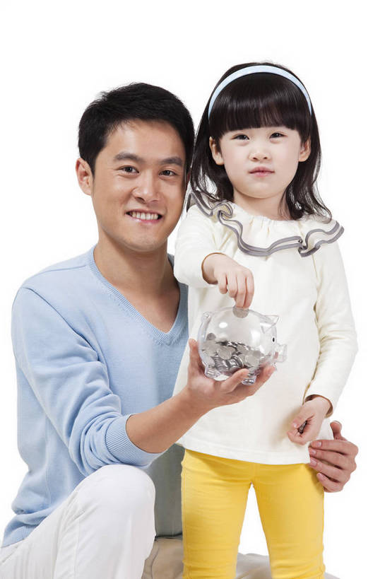 东方人,婴儿,儿童,两个人,家庭,父亲,女儿,站,蹲,抱,微笑,竖图,彩色,室内,白天,正面,时尚,满意,自由,幸福,纯洁,分享,北京,中国,人物,图片,浪漫,休闲装,小孩,小女孩,享受,休闲,父女,展示,储蓄罐,活力,可爱,竖,童趣,理财,摄影,活泼,生活方式,青春,亲情,宝宝,纯真,烂漫,无邪,乐观,伶俐,天真,男人,男性,年轻男性,亚洲人,中国人,孩子,年轻人,半身,影棚拍摄,愉快,bj174