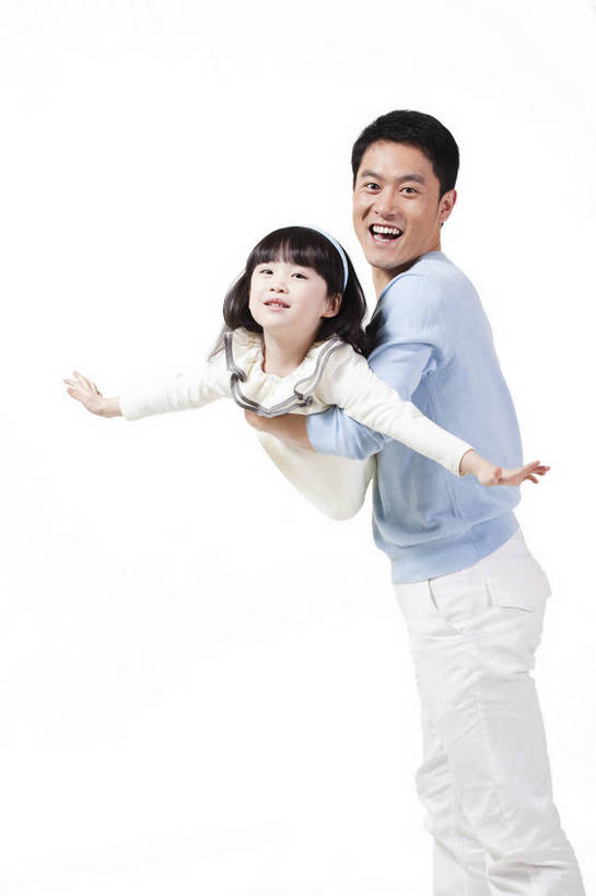 东方人,婴儿,儿童,两个人,家庭,父亲,女儿,站,抱,微笑,竖图,彩色,室内,白天,侧面,时尚,满意,自由,幸福,纯洁,分享,北京,中国,飞翔,人物,图片,浪漫,休闲装,小孩,小女孩,享受,休闲,父女,活力,可爱,竖,童趣,摄影,活泼,生活方式,青春,亲情,宝宝,纯真,烂漫,无邪,乐观,伶俐,天真,男人,男性,年轻男性,亚洲人,中国人,孩子,年轻人,全身,影棚拍摄,愉快,bj174