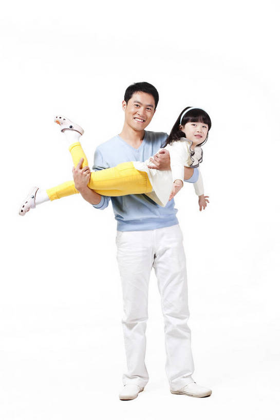 东方人,婴儿,儿童,两个人,家庭,父亲,女儿,站,抱,微笑,竖图,彩色,室内,白天,正面,时尚,满意,自由,幸福,纯洁,分享,北京,中国,飞翔,人物,图片,浪漫,休闲装,小孩,小女孩,享受,休闲,父女,活力,可爱,竖,童趣,摄影,活泼,生活方式,青春,亲情,宝宝,纯真,烂漫,无邪,乐观,伶俐,天真,男人,男性,年轻男性,亚洲人,中国人,孩子,年轻人,全身,影棚拍摄,愉快,bj174