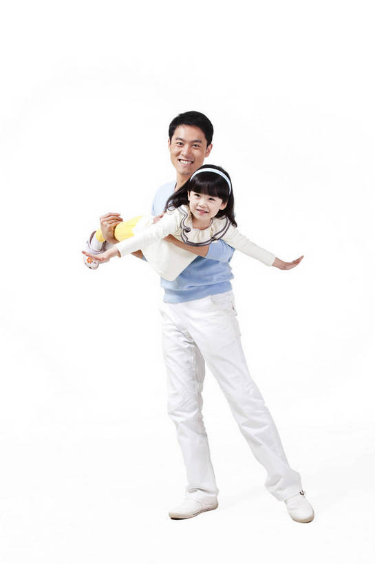 东方人,婴儿,儿童,两个人,家庭,父亲,女儿,站,抱,微笑,竖图,彩色,室内,白天,正面,时尚,满意,自由,幸福,纯洁,分享,北京,中国,飞翔,人物,图片,浪漫,休闲装,小孩,小女孩,享受,休闲,父女,活力,可爱,竖,童趣,摄影,活泼,生活方式,青春,亲情,宝宝,纯真,烂漫,无邪,乐观,伶俐,天真,男人,男性,年轻男性,亚洲人,中国人,孩子,年轻人,全身,影棚拍摄,愉快,bj174