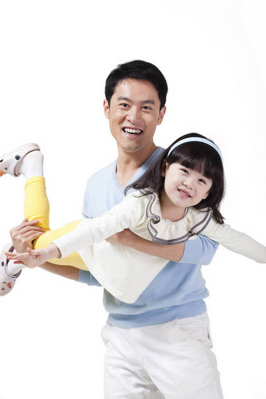 东方人,婴儿,儿童,两个人,家庭,父亲,女儿,站,抱,微笑,竖图,彩色,室内,白天,正面,时尚,满意,自由,幸福,纯洁,分享,北京,中国,飞翔,人物,图片,浪漫,休闲装,小孩,小女孩,享受,休闲,父女,活力,可爱,竖,童趣,摄影,活泼,生活方式,青春,亲情,宝宝,纯真,烂漫,无邪,乐观,伶俐,天真,男人,男性,年轻男性,亚洲人,中国人,孩子,年轻人,半身,影棚拍摄,愉快,bj174