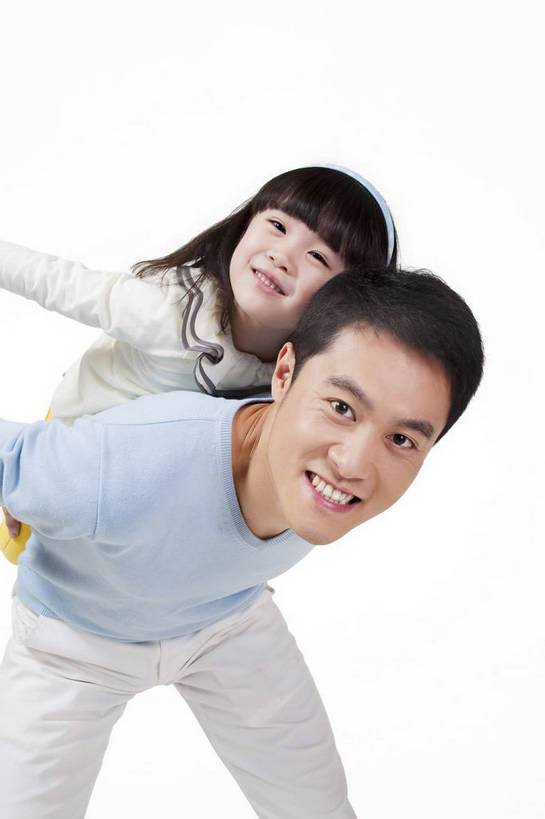 东方人,婴儿,儿童,两个人,家庭,父亲,女儿,站,微笑,竖图,彩色,室内,白天,侧面,时尚,满意,自由,幸福,纯洁,分享,北京,中国,飞翔,人物,图片,浪漫,休闲装,小孩,小女孩,背着,享受,休闲,父女,活力,可爱,竖,童趣,摄影,活泼,生活方式,青春,亲情,宝宝,纯真,烂漫,无邪,乐观,伶俐,天真,男人,男性,年轻男性,亚洲人,中国人,孩子,年轻人,半身,影棚拍摄,愉快,bj174