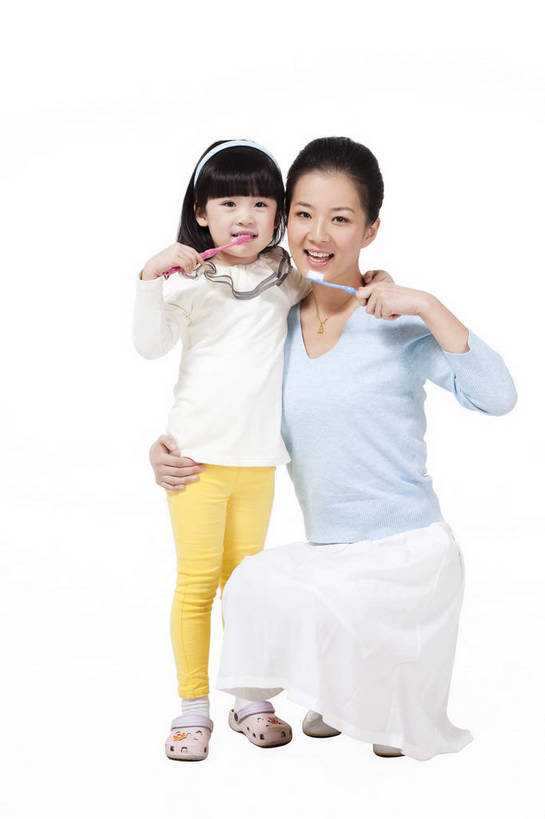 东方人,婴儿,儿童,两个人,家庭,母亲,女儿,站,蹲,抱,微笑,竖图,彩色,室内,白天,正面,时尚,满意,自由,幸福,纯洁,分享,北京,中国,人物,图片,浪漫,休闲装,刷牙,小孩,小女孩,享受,休闲,母女,活力,可爱,竖,童趣,摄影,活泼,生活方式,青春,优雅,亲情,宝宝,纯真,烂漫,无邪,乐观,伶俐,天真,年轻女性,女人,女性,亚洲人,中国人,孩子,年轻人,全身,影棚拍摄,愉快,bj174