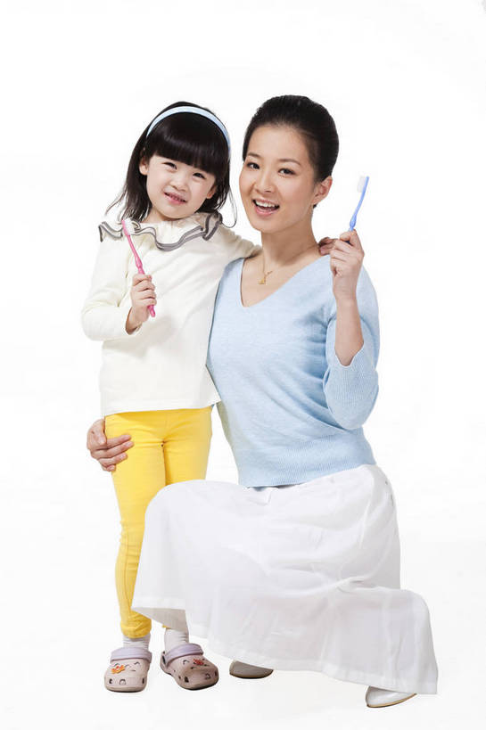 东方人,婴儿,儿童,两个人,家庭,母亲,女儿,站,蹲,抱,微笑,竖图,彩色,室内,白天,正面,时尚,满意,自由,幸福,纯洁,分享,北京,中国,人物,图片,浪漫,休闲装,刷牙,小孩,小女孩,享受,休闲,母女,活力,可爱,竖,童趣,摄影,活泼,生活方式,青春,优雅,亲情,宝宝,纯真,烂漫,无邪,乐观,伶俐,天真,年轻女性,女人,女性,亚洲人,中国人,孩子,年轻人,全身,影棚拍摄,愉快,bj174