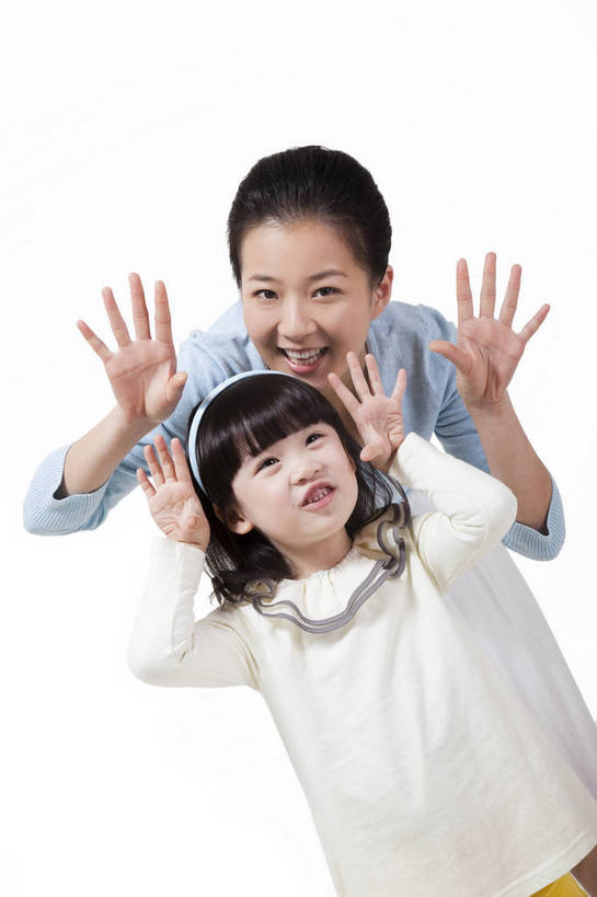 东方人,婴儿,儿童,两个人,家庭,母亲,女儿,站,微笑,竖图,彩色,室内,白天,正面,时尚,满意,自由,幸福,纯洁,分享,北京,中国,人物,图片,浪漫,休闲装,小孩,小女孩,享受,休闲,鬼脸,母女,活力,可爱,竖,童趣,摄影,活泼,生活方式,青春,优雅,亲情,宝宝,纯真,烂漫,无邪,乐观,伶俐,天真,年轻女性,女人,女性,亚洲人,中国人,孩子,年轻人,半身,影棚拍摄,愉快,bj174