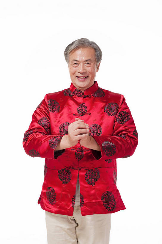 东方人,老年人,一个人,站,微笑,竖图,彩色,室内,白天,正面,时尚,满意,自由,北京,中国,春节,新年,节日,人物,图片,浪漫,休闲装,老人,享受,休闲,健康,喜庆,活力,可爱,竖,自信,抱拳,摄影,生活方式,乐观,老年男性,老年女性,男人,男性,女人,女性,亚洲人,中国人,半身,影棚拍摄,愉快,拜年,bj174