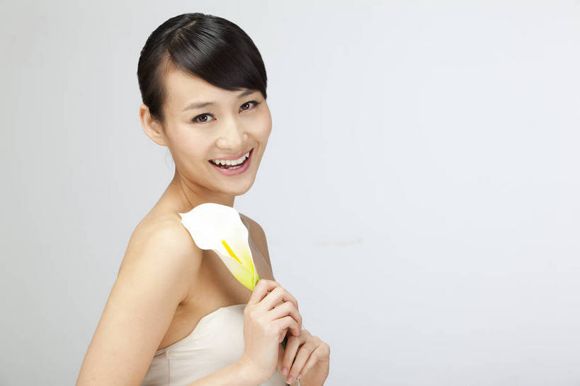 东方人,五官,眼睛,脸颊,手,头发,一个人,笑,横图,彩色,室内,白天,白色背景,侧面,美容,性感,马蹄莲,北京,中国,护肤,图片,美丽,年轻,漂亮,现代,花,鲜花,黑色,清洁,保养,享受,休闲,健康,活力,可爱,美女,一枝,摄影,头像,生活方式,青春,皮肤,毛发,年轻女性,女人,女性,亚洲人,中国人,年轻人,影棚拍摄,愉快,bj174