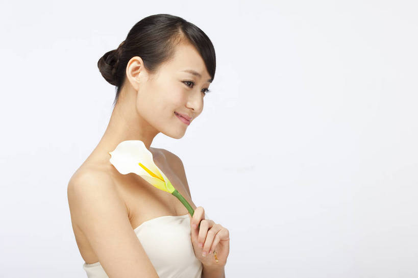 东方人,五官,眼睛,脸颊,手,头发,一个人,笑,横图,彩色,室内,白天,白色背景,侧面,美容,性感,马蹄莲,北京,中国,护肤,图片,美丽,年轻,漂亮,现代,花,鲜花,黑色,清洁,保养,享受,休闲,健康,活力,可爱,美女,一枝,摄影,头像,生活方式,青春,皮肤,毛发,年轻女性,女人,女性,亚洲人,中国人,年轻人,影棚拍摄,愉快,bj174