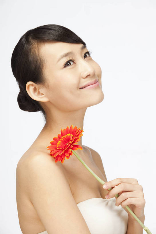 东方人,五官,眼睛,脸颊,手,头发,一个人,笑,竖图,彩色,室内,白天,白色背景,侧面,美容,性感,北京,中国,护肤,图片,非洲菊,美丽,年轻,漂亮,现代,花,鲜花,黑色,红花,清洁,保养,享受,休闲,健康,活力,可爱,美女,一枝,摄影,生活方式,青春,皮肤,毛发,年轻女性,女人,女性,亚洲人,中国人,年轻人,半身,影棚拍摄,愉快,bj174