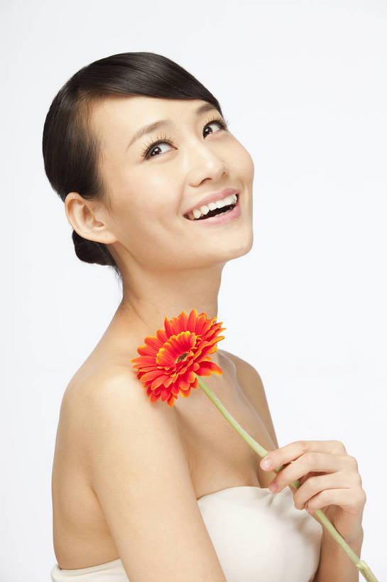 东方人,五官,眼睛,脸颊,手,头发,一个人,笑,竖图,彩色,室内,白天,白色背景,侧面,美容,性感,北京,中国,护肤,图片,非洲菊,美丽,年轻,漂亮,现代,花,鲜花,黑色,红花,清洁,保养,享受,休闲,健康,活力,可爱,美女,一枝,摄影,生活方式,青春,皮肤,毛发,年轻女性,女人,女性,亚洲人,中国人,年轻人,半身,影棚拍摄,愉快,bj174