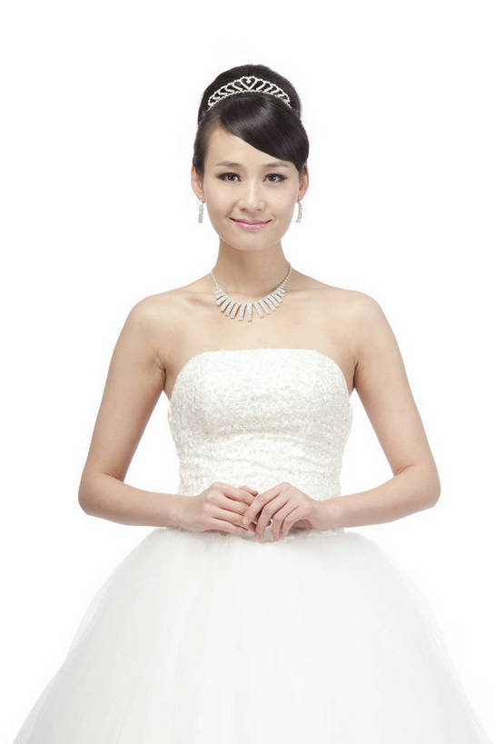 东方人,一个人,新娘,站,笑,竖图,彩色,室内,白天,白色背景,正面,婚纱,裙子,时尚,性感,纯洁,沙发,北京,中国,造型,头饰,图片,结婚,美丽,年轻,生活,漂亮,白色,享受,休闲,成熟,活力,可爱,美女,自信,摄影,生活方式,青春,优雅,华丽,高贵,洁白,纱裙,抹胸裙,年轻女性,女人,女性,亚洲人,中国人,年轻人,半身,影棚拍摄,礼服,愉快,商业,魅力,bj174