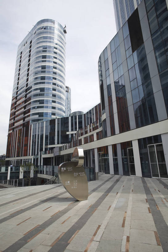 无人,竖图,彩色,室外,白天,旅游,城市风光,步行街,城市,道路,建筑,商场,北京,中国,图片,辉煌,现代建筑,商业街,蓝天,阳光,旅游胜地,商务楼,金融,摄影,经济,文明,中国文化,发展,繁荣,旅行,购物中心,三里屯SOHO,bj174