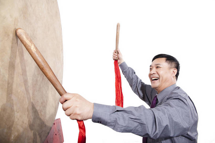 东方人,中年人,一个人,笑,鼓掌,横图,彩色,室内,白天,抠图,白色背景,侧面,衬衫,满意,兴奋,北京,中国,春节,新年,亚洲,仅一个男性,仅一个人,仅一个中年男性,表演,节日,造型,图片,敲鼓,站着,享受,喜庆,姿势,摄影,动作,中国文化,东亚,男人,男性,中年男性,亚洲人,中国人,拍手,半身,影棚拍摄,传统文化,bj174