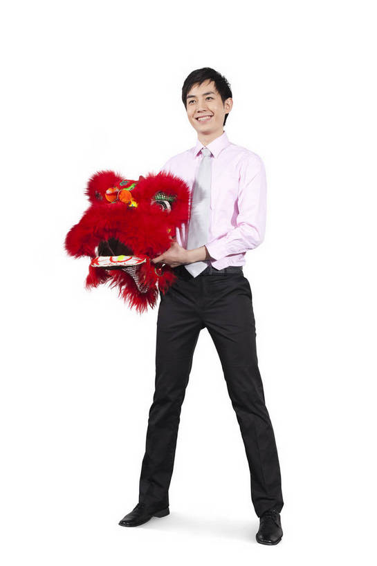 东方人,一个人,演员,笑,竖图,彩色,室内,白天,抠图,白色背景,正面,衬衫,满意,兴奋,狮子,北京,中国,春节,新年,亚洲,舞狮,表演,正装,节日,艺术,造型,鲜艳,图片,文化,站着,享受,喜庆,姿势,摄影,动作,中国文化,狮子头,东亚,男人,男性,年轻男性,亚洲人,中国人,年轻人,全身,影棚拍摄,传统文化,bj174