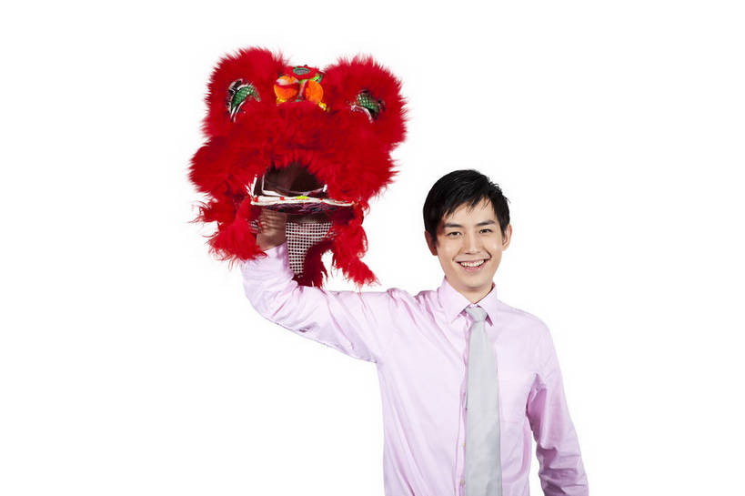 东方人,一个人,演员,笑,横图,彩色,室内,白天,抠图,白色背景,正面,衬衫,满意,兴奋,狮子,北京,中国,春节,新年,亚洲,舞狮,表演,正装,节日,艺术,造型,鲜艳,图片,文化,站着,享受,喜庆,姿势,摄影,动作,中国文化,狮子头,东亚,男人,男性,年轻男性,亚洲人,中国人,年轻人,半身,影棚拍摄,传统文化,bj174