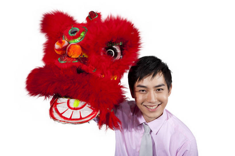 东方人,一个人,演员,笑,横图,彩色,室内,白天,抠图,白色背景,正面,衬衫,满意,兴奋,狮子,北京,中国,春节,新年,亚洲,舞狮,表演,正装,节日,艺术,造型,鲜艳,图片,文化,站着,享受,喜庆,姿势,摄影,动作,中国文化,狮子头,东亚,男人,男性,年轻男性,亚洲人,中国人,年轻人,半身,影棚拍摄,传统文化,bj174