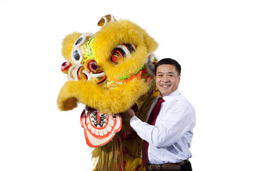 东方人,中年人,一个人,演员,笑,横图,彩色,室内,白天,抠图,白色背景,侧面,衬衫,满意,兴奋,狮子,北京,中国,春节,新年,亚洲,仅一个男性,仅一个人,仅一个中年男性,舞狮,表演,正装,节日,艺术,造型,鲜艳,图片,文化,站着,享受,喜庆,姿势,摄影,动作,中国文化,狮子头,东亚,男人,男性,中年男性,亚洲人,中国人,半身,影棚拍摄,传统文化,bj174