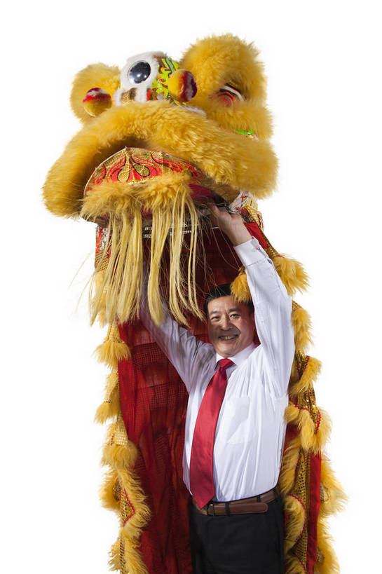 东方人,中年人,一个人,演员,笑,竖图,彩色,室内,白天,抠图,白色背景,侧面,衬衫,满意,兴奋,狮子,北京,中国,春节,新年,亚洲,仅一个男性,仅一个人,仅一个中年男性,舞狮,表演,正装,节日,艺术,造型,鲜艳,图片,文化,站着,享受,喜庆,姿势,摄影,动作,中国文化,狮子头,东亚,男人,男性,中年男性,亚洲人,中国人,半身,影棚拍摄,传统文化,bj174