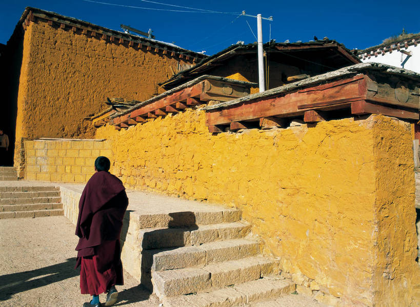 东方人,摄影师,寺庙,横图,室外,旅游,中国,亚洲,艺术,民俗,黄种人,文化,传统,云南,东方,少数民族,台阶,宗教,喇嘛,摄像师,松赞林寺,亚洲人,bj174